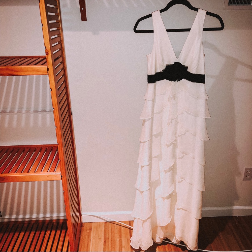 WORN TWICE BCBG Beautiful White Ruffle Tulle Dress